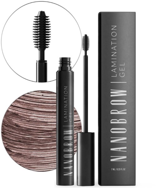 Wimperserumfles, twee borstels, en productverpakking in zwart en grijs met tekst. Houten achtergrond.