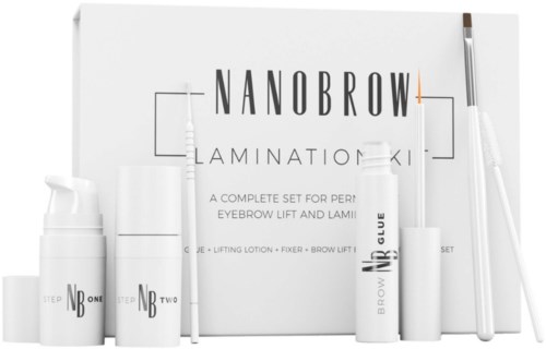 Een set met tools voor wenkbrauwlifting en laminaat, inclusief flessen, potloden en kwasten, op een witte achtergrond.