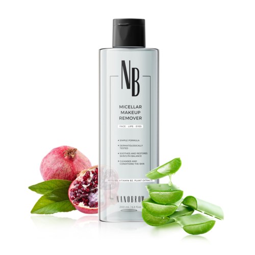 Een heldere fles met zwarte dop met label 'Micellar Makeup Remover'. Granaatappel, aloë vera en bladeren eromheen.