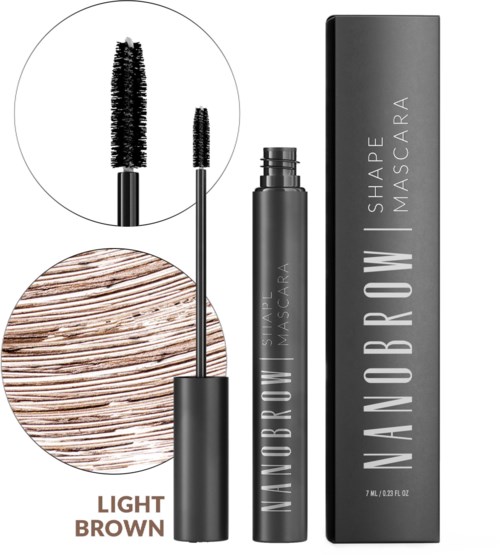 Een zwarte mascara-huls, wimperbrush en een zwart doosje met 'NANOBROW SHAPE MASCARA'. De borstel toont mascara-aanbreng.