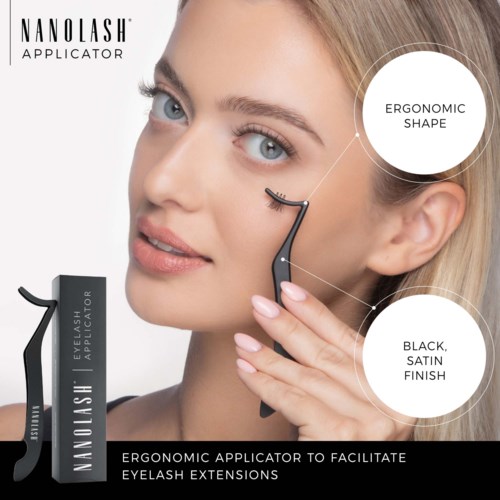Een vrouw laat zien hoe je een wimperverfapplicator gebruikt met ergonomische vorm en zwarte satijnen finish.