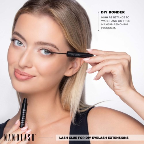 Een vrouw houdt een zwarte tube dicht bij haar oog en noemt het DIY Bonder voor het verwijderen van make-up. Ze glimlacht.