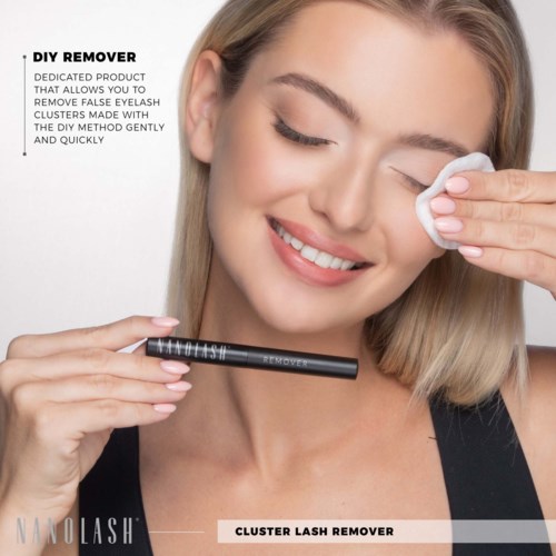 Een vrouw verwijdert make-up uit haar oog met een wattenschijfje, houdt een zwarte eyeliner. De afbeelding promoot een wimperverwijderingsproduct.