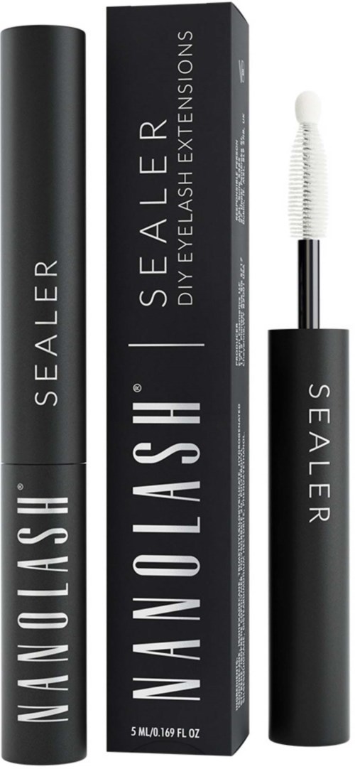 Zwarte eyelinerbuis met kleine applicator en doos met merknaam NANOFLASH.