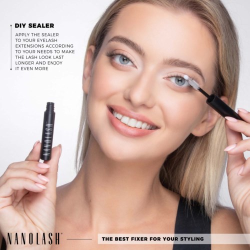 Een vrouw brengt wimperversterker aan met een borsteltje, lacht, houdt een product vast en promoot een doe-het-zelf eyelash sealer.