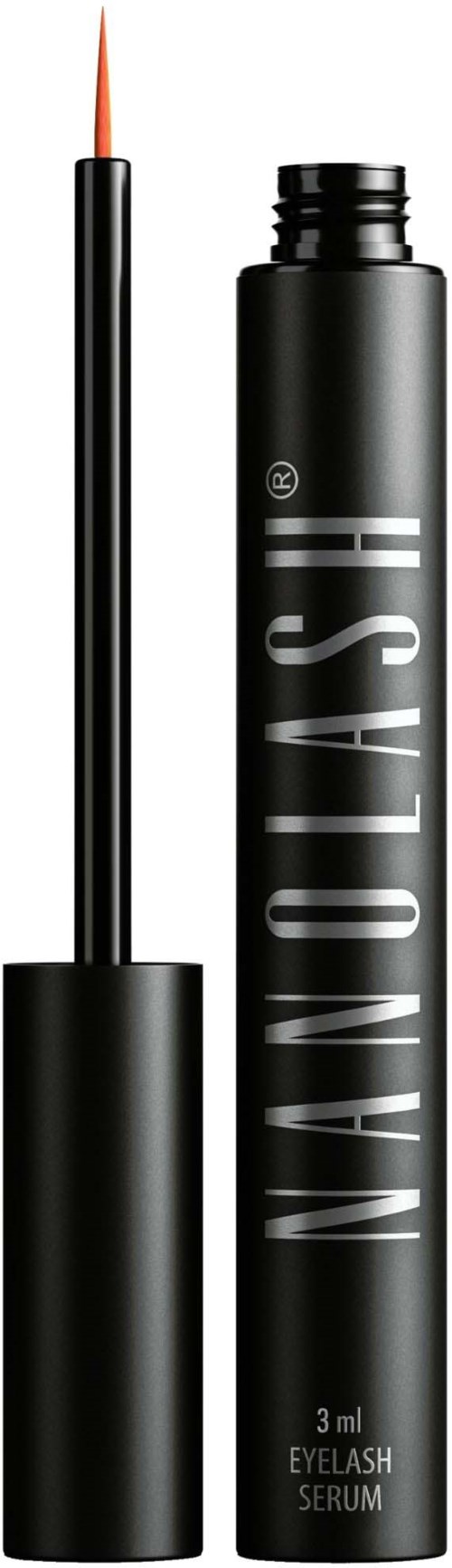 Een zwarte tube met productnaam, een dunne applicatorkwast en oranje vloeistof voor wimperserum.