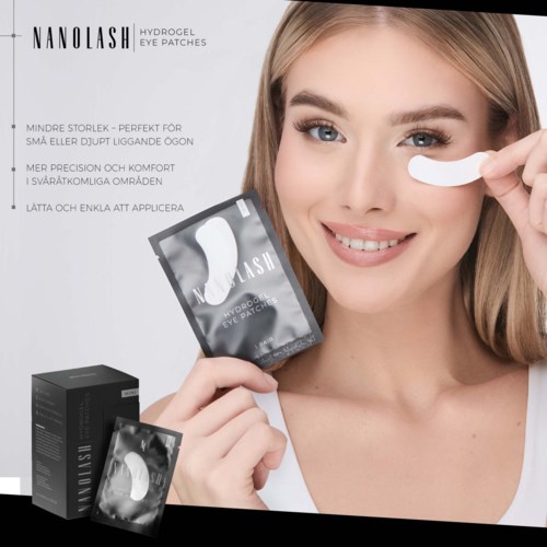 En kvinna håller en hydrogelögonlapp nära ögat, ler, med produktförpackning och instruktioner på svenska bakom henne.