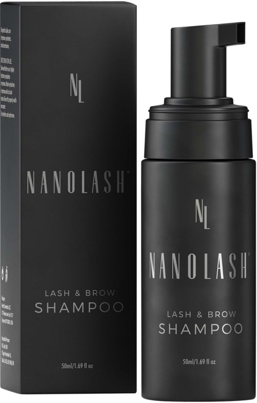 En svart flaske og eske for Nanolash Lash & Brow Shampoo. Flasken har en pump. Enkel design.