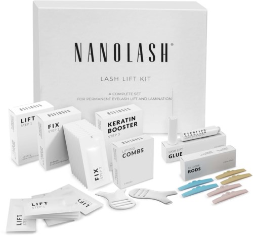Een Lash Lift Kit met verschillende producten zoals clipjes, lijm, staven en oplossingen, gerangschikt voor een witte doos.