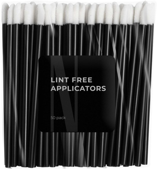 Zwarte en witte wattenstaafjes met een label, verpakt in een set van 50 stuks, genaamd 'Lint Free Applicators.'