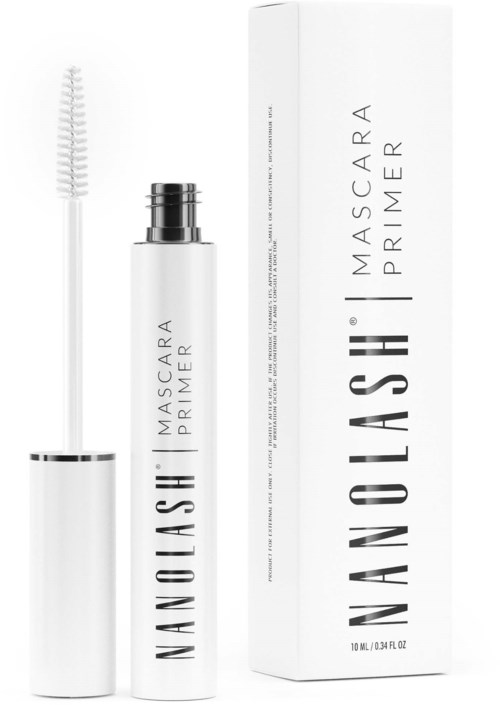 Een witte tube met een borstel toont mascara primer, met een doos ernaast, allebei gelabeld "Nanolash" en "Mascara Primer."