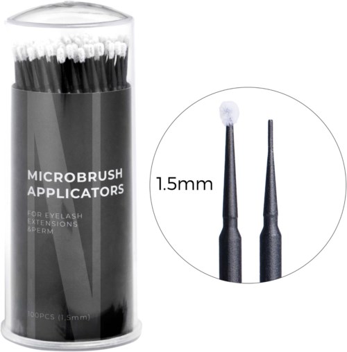 Een container met microborstelapplicators met witte uiteinden, voor wimperextensions en permanenten, met twee borstels dichtbij.