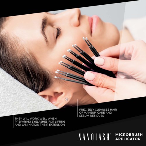 Een vrouw ligt met gesloten ogen terwijl een hand gereedschap kiest voor wimperlifting en verzorging.