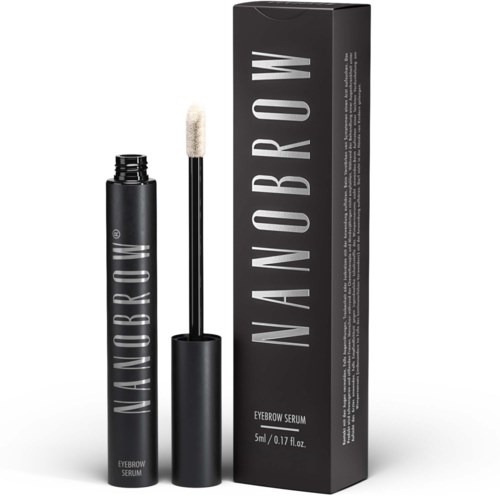 Een zwarte tube wenkbrauwserum met een witte applicator, gemarkeerd 'NANOBROW,' naast de hoge zwarte doos.