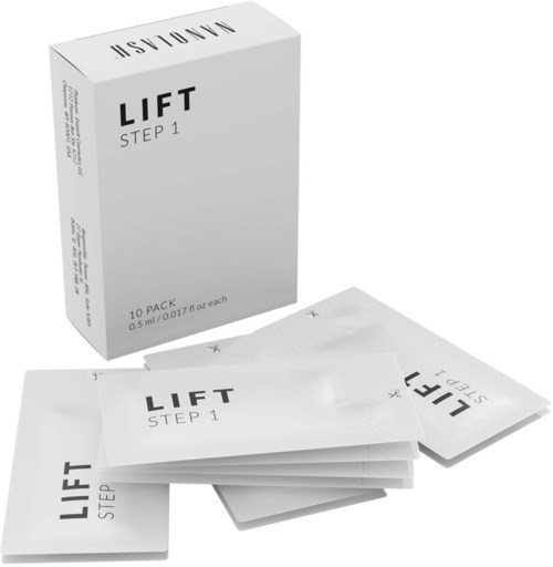 Doos en pakketten met 'LIFT STEP 1', waarschijnlijk een huidverzorgings- of supplementproduct.