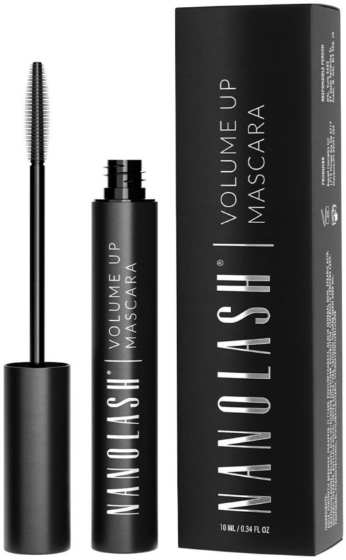 Een zwarte mascara-koker met een kwast ernaast en een bijpassende doos erachter. De productnaam is 'Nanolash Volume Up Mascara.'