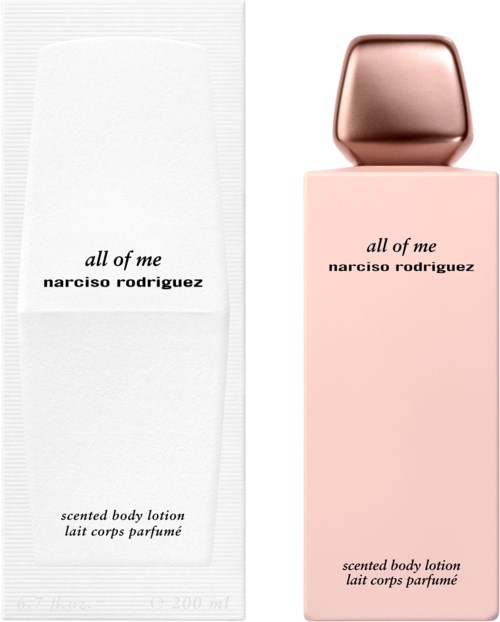 Een roze fles en een witte doos lichaamslotion, beide gelabeld "all of me" door Narciso Rodriguez.