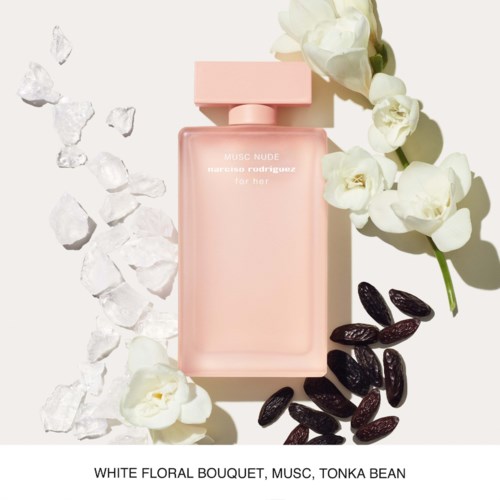 Een roze parfumfles met witte bloemen, zwarte bonen en ijsblokjes eromheen, op een witte achtergrond.