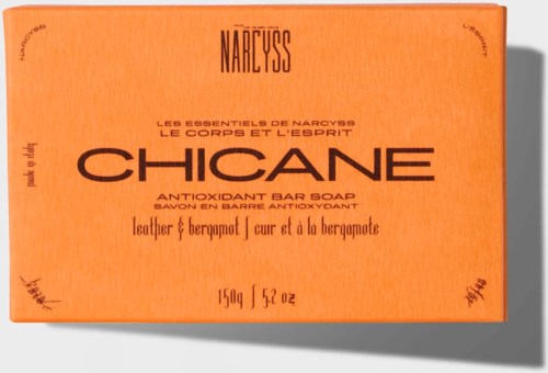 Oranger Karton mit schwarzem Text, 'Chicane', enthält Leder und Bergamotte Duft, wiegt 150g.