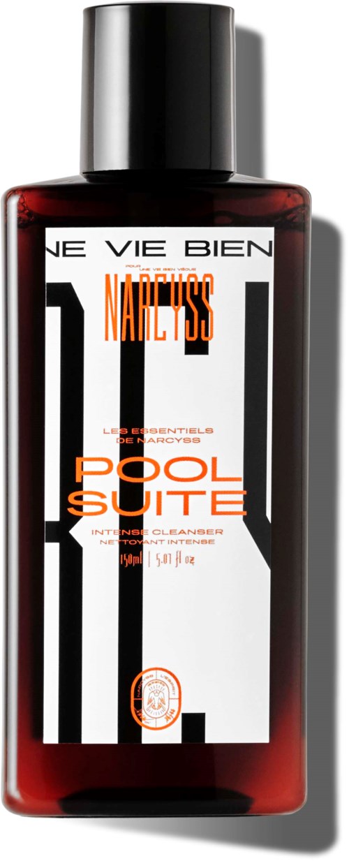Eine rote Flasche mit schwarzem Deckel, beschriftet mit 'POOL SUITE' und 'NARCISS' in Schwarz und Orange.