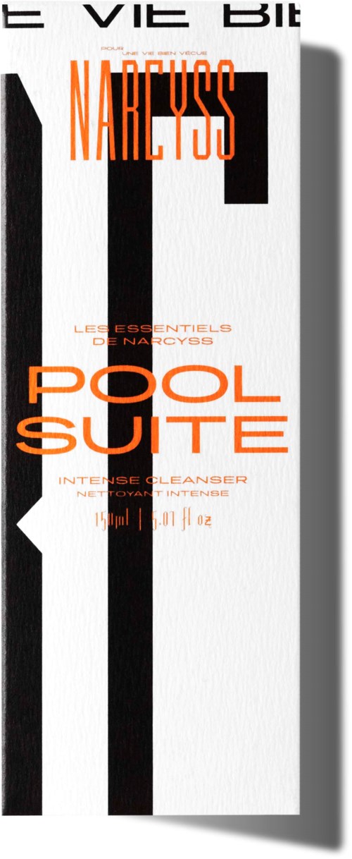 Ein vertikales Produktetikett mit schwarzen, weißen und orangefarbenen Texten für einen Poolanzugreiniger.