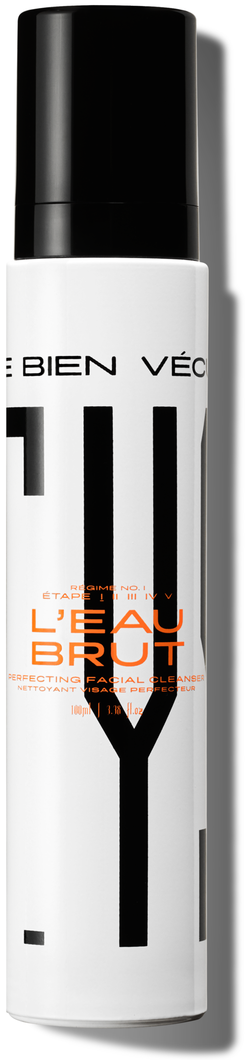 Eine weiße Flasche mit schwarzem Deckel, schwarze vertikale Linien, orange Text "L'eau Brute."