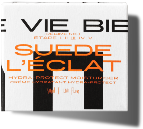 Ein Hautpflegeproduktkarton mit fettem Text, hauptsächlich in Weiß und Schwarz, hebt Wildleder und Glanz hervor.