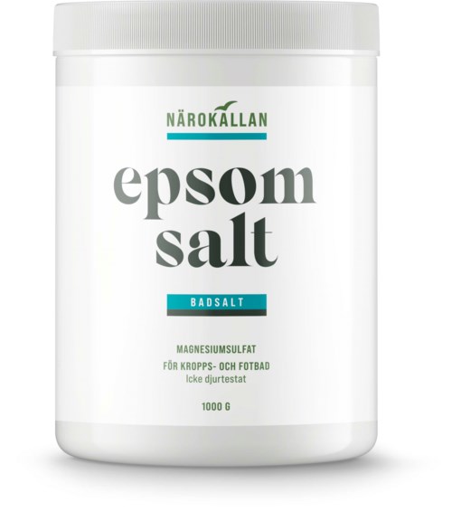 En vit behållare med Epsomsalt märkt med grön och svart text. Den är för fot- och kroppsanvändning.