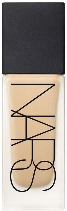 NARS-logotyp på en vit och svart makeupbehållare.