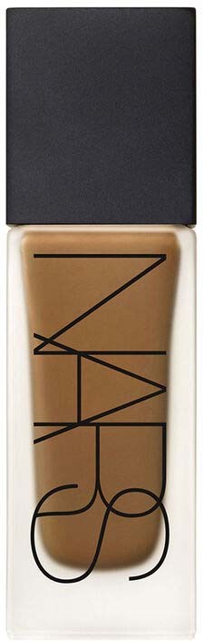 En tub av NARS flytande foundation med varumärket tryckt vertikalt på den.