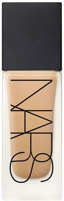 NARS flytande foundation i en klar flaska med svart lock, etikett med stora svarta bokstäver.