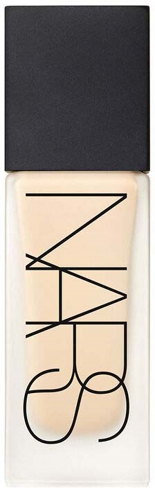 NARS-logotyp på svart lock med vit botten. Tydligt varumärkesnamn i svarta bokstäver, enkel och modern design.