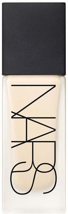 NARS-logotyp på en svart-vit behållare med flytande grund eller concealer.