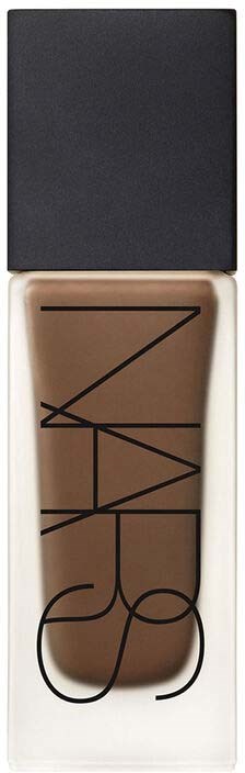 Detta är ett kosmetikaförpackning med ordet NARS inuti, med lock i mörk färg och beige flytande innehåll.