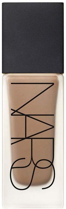 NARS flytande concealer i genomskinlig tub med svart lock och svart text.