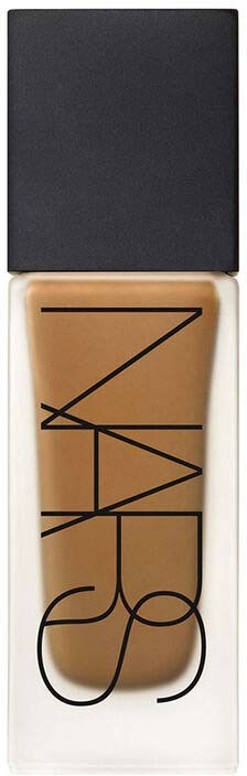 En beige flytande foundationflaska med svart text och svart lock.