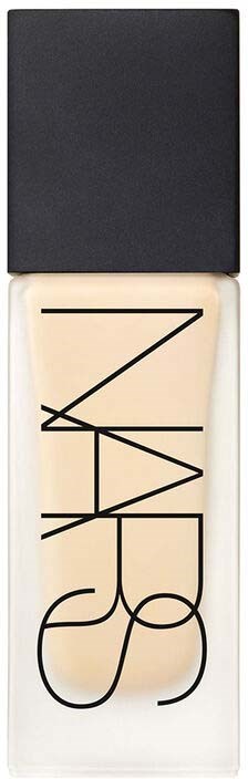 NARS läppglans med svart och genomskinlig förpackning, märket är stort och svart, och glansen är ljus.