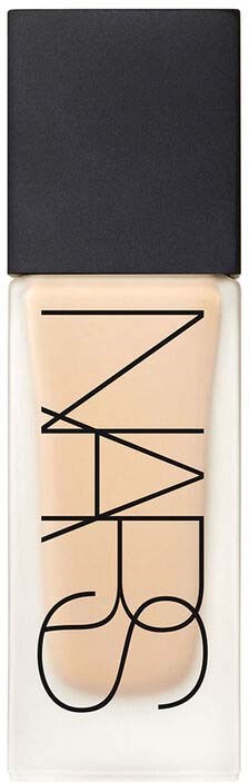 En flaska av NARS foundation eller concealer med svart lock och klar kropp som visar varumärket.
