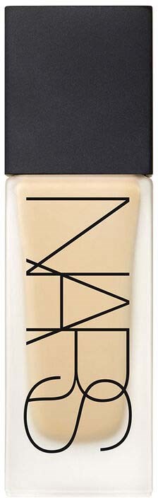 En NARS-läppglans med svart text och svart lock, innehållande ljusfärgad gloss.