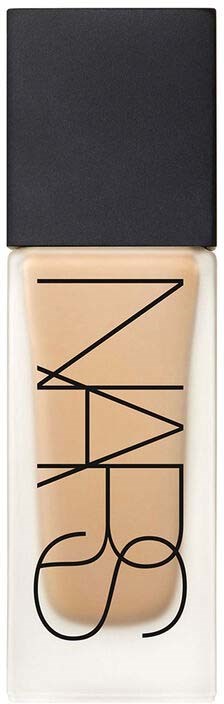 NARS-logotypen i vertikal riktning på en beige läppstiftstubb med svart lock.
