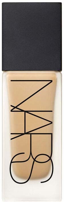 NARS flytande foundation med svart lock och stor logotyptext på flaskan.