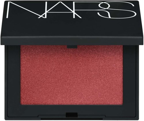 En NARS rouge-kompakt med röd puder och svart lock med vit text 'NARS'.