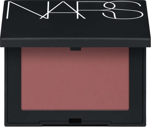 En NARS rougekompakt med rosa puder inuti och svart förpackning med vit varumärkestext på locket.