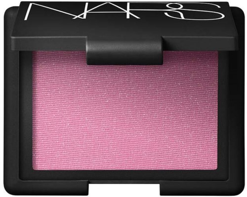 Ett NARS-blushkompakt med rosa rouge och svart lock med varumärkesnamn.