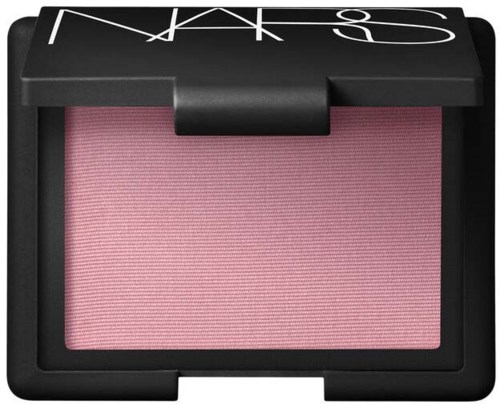 Ett sminkrouge kompakt i svart förpackning med rosa rouge inuti och NARS-logotyp på toppen.
