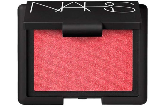 En korallrosa rouge i ett svart kompakt med lock som visar NARS-loggan.