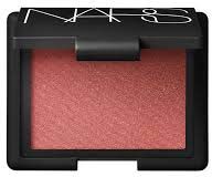 Ett kompaktsminkrouge med rosa nyans i ett svart yttre fäste.