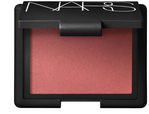 En blush i en svart behållare med lock, märkt NARS, visar en rosa-orange färg.
