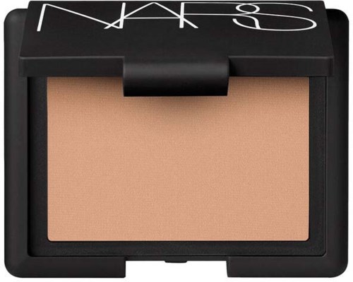 En svart sminkkonsistens med beige puder och ett delvis öppet lock som visar NARS-loggan.