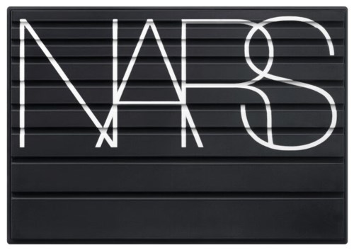 NARS-logga på en svart bakgrund med vita bokstäver i modern stil.